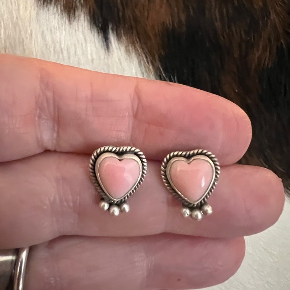 ❤️ Queen Pink Conch Heart Shaped Stud Earrings Matte Brushed Sterling Silver - Picture 3 of 14